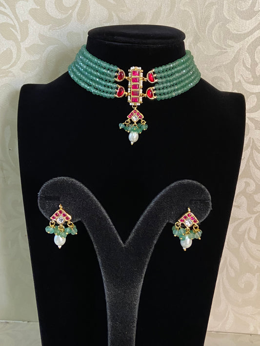 Simple Kundan Pendant Onxy Beads Choker Set