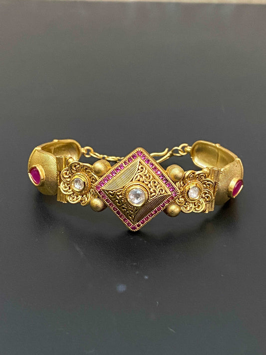 Openable bracelet