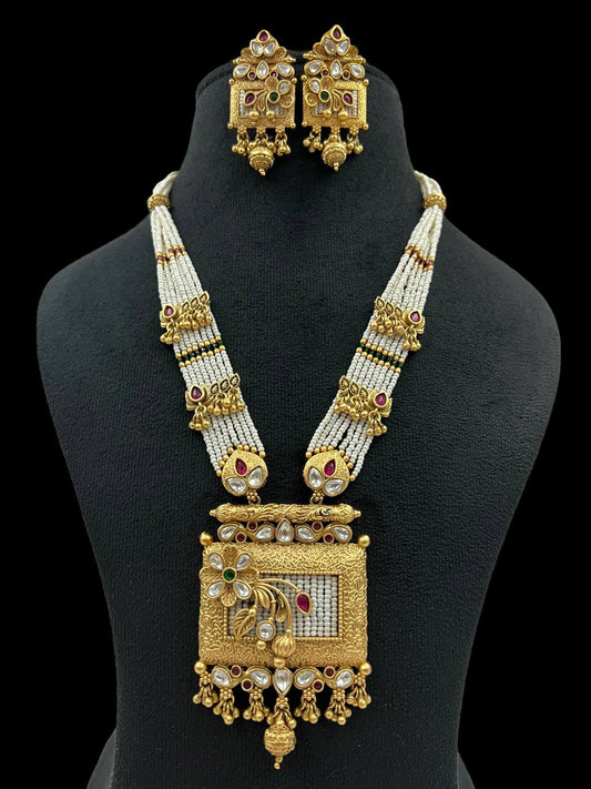 Antique pendant pearls necklace