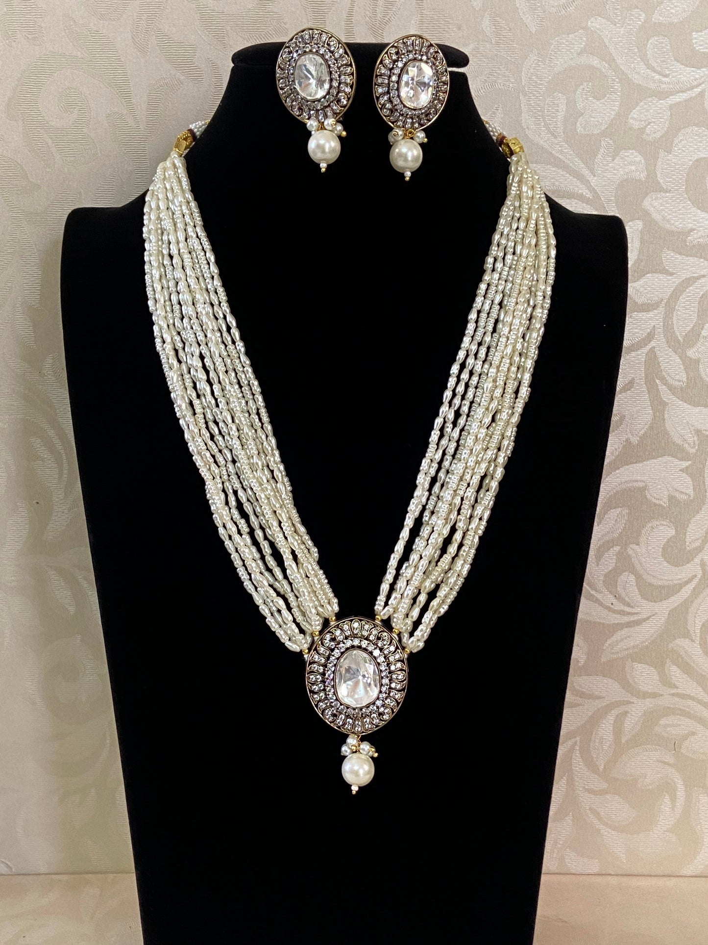 Victorian ad pendant faux pearls necklace | Light weight necklace