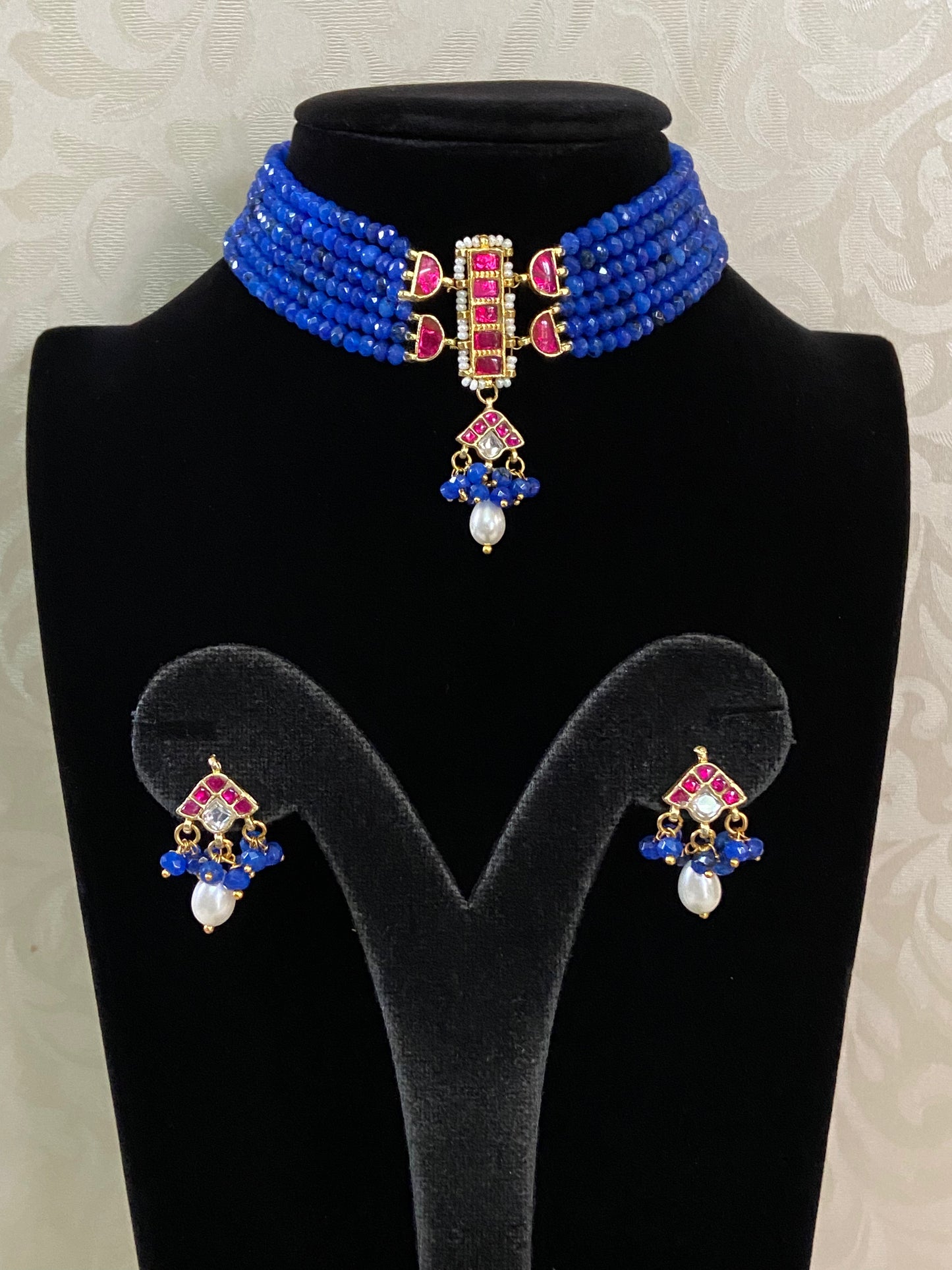 Simple Kundan Pendant Onxy Beads Choker Set