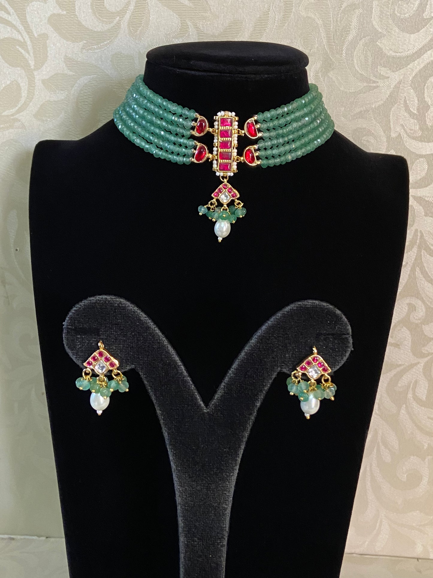 Simple Kundan Pendant Onxy Beads Choker Set