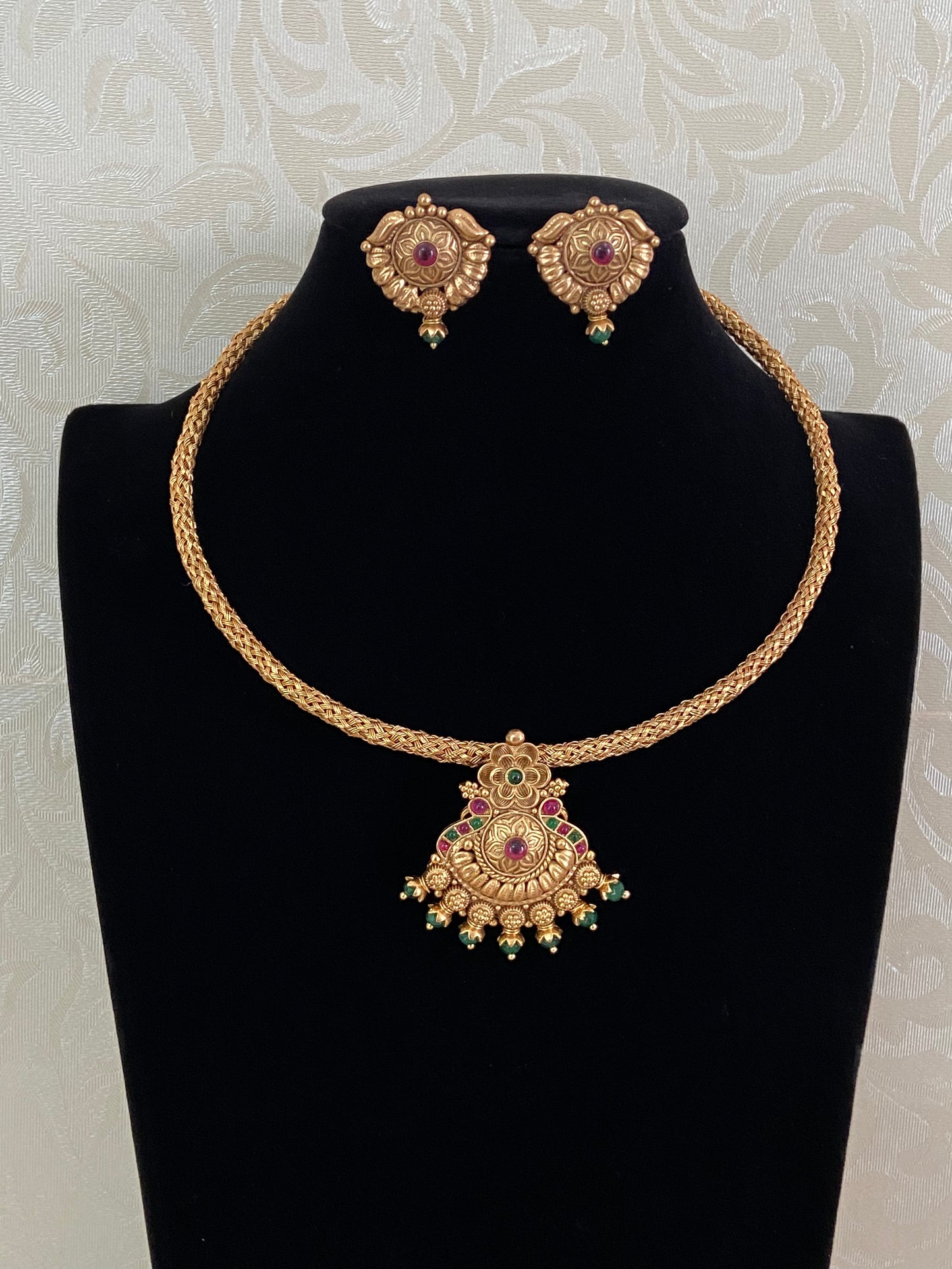 Antique Pendant Hasli With Studs | Traditional Indian jewelry